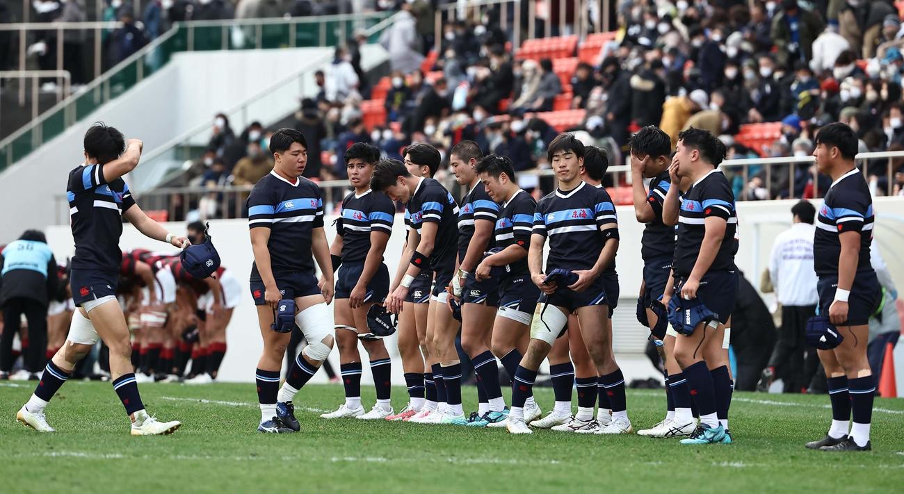 東海大大阪仰星対報徳学園　報徳学園に敗れ肩を落とす東海大大阪仰星フィフティーン（撮影・上田博志）