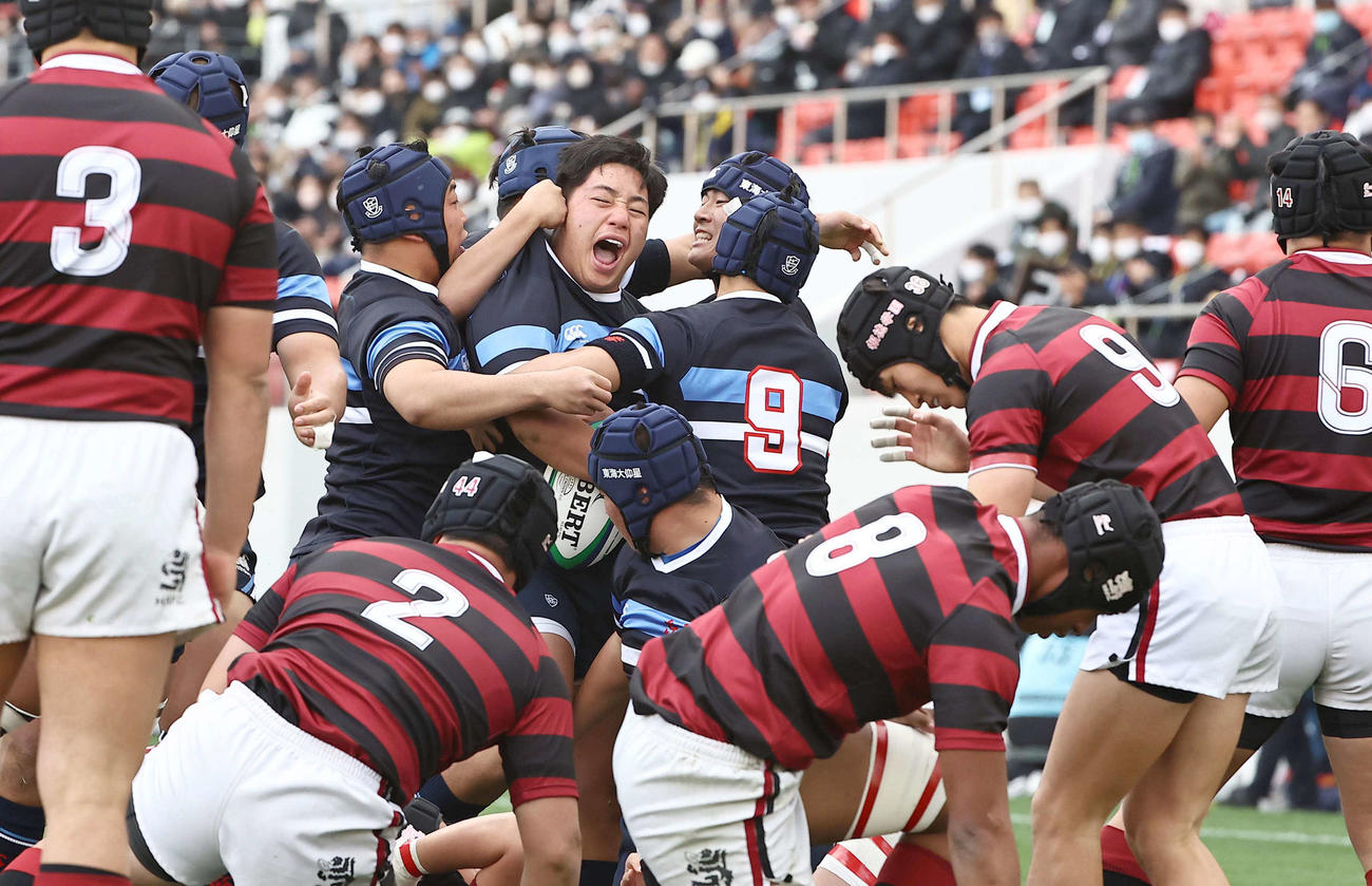 東海大大阪仰星対報徳学園　前半、先制トライを決めた東海大大阪仰星フッカー山本（中央）は雄たけびをあげて喜ぶ（撮影・上田博志）