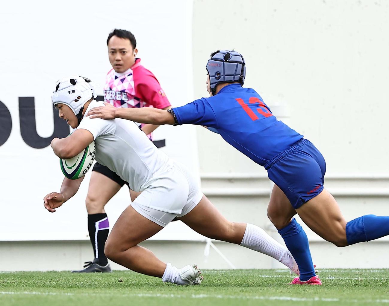 天理対長崎北陽台　後半、左隅に逆転トライを決める天理WTB内田（撮影・上田博志）