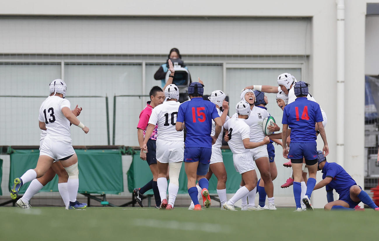 天理対長崎北陽台　後半、WTB内田がトライを決め喜ぶ天理の選手たち（撮影・前田充）