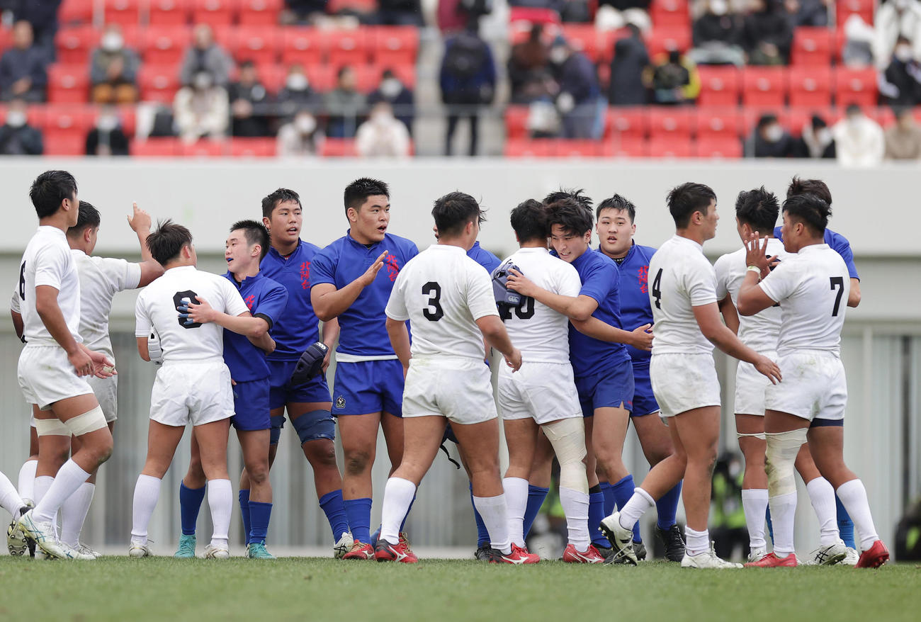 天理対長崎北陽台　試合後、健闘をたたえ合う両チームの選手たち（撮影・前田充）