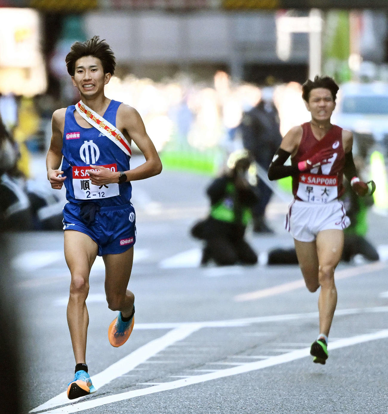 ゴール手前を力走する順大10区西沢（左）と早大・菅野（撮影・滝沢徹郎）