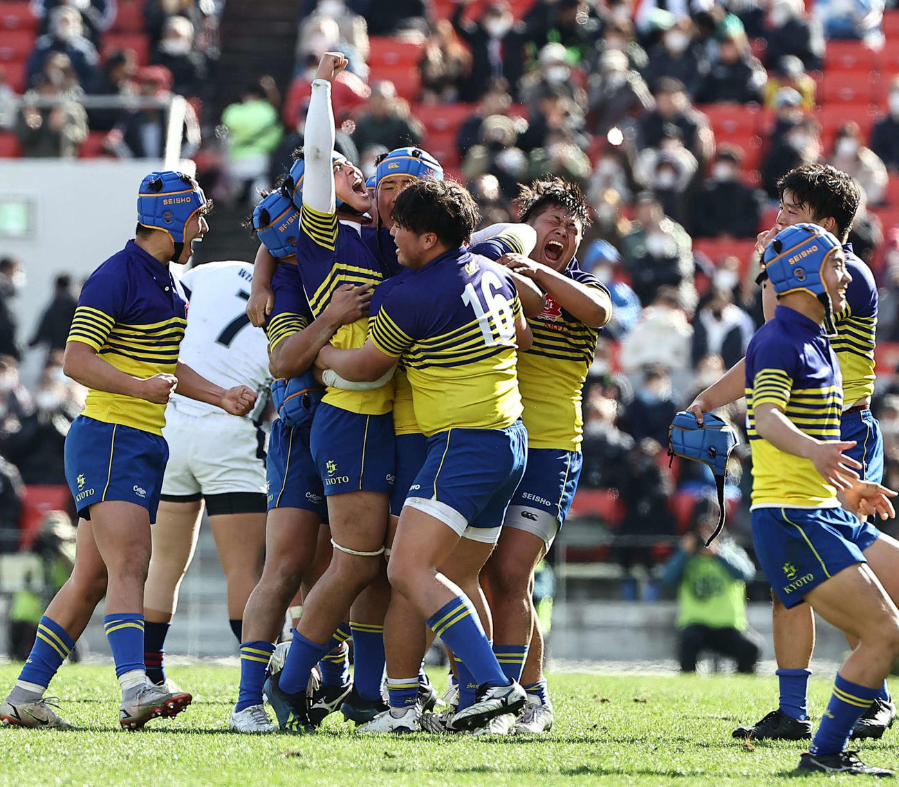 大阪桐蔭対京都成章　大阪桐蔭に勝利し喜ぶ京都成章フィフティーン（撮影・上田博志）