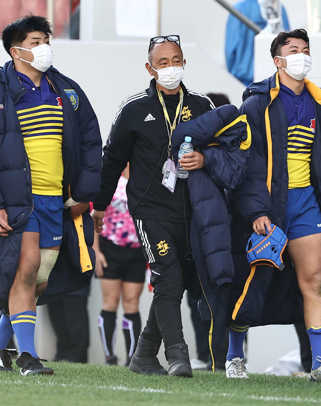 大阪桐蔭対京都成章　グラウンドを引き揚げる京都成章・湯浅監督（撮影・上田博志）