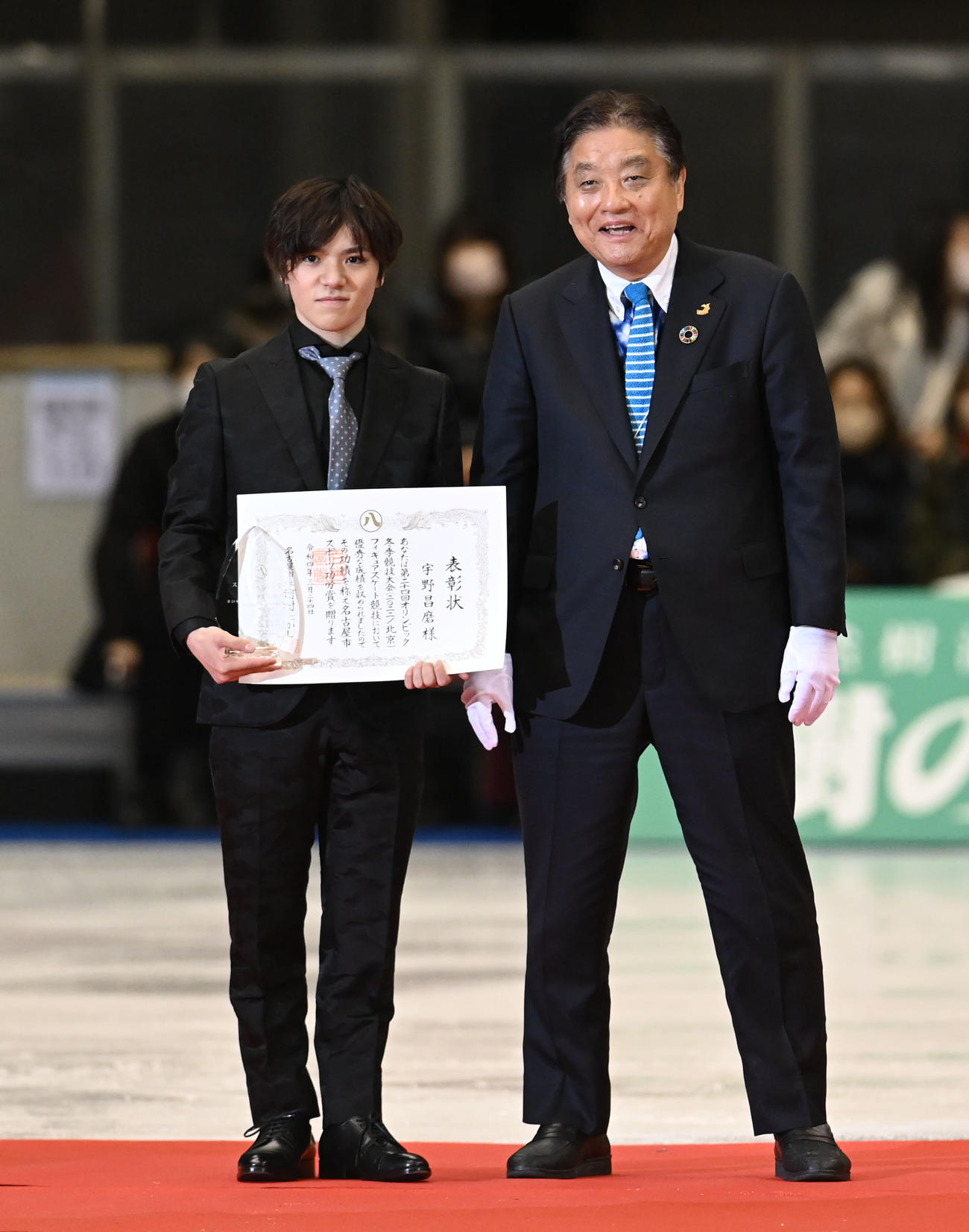 河村たかし市長から名古屋市スポーツ功労賞の表彰を受ける宇野昌磨（左）（撮影・森本幸一）