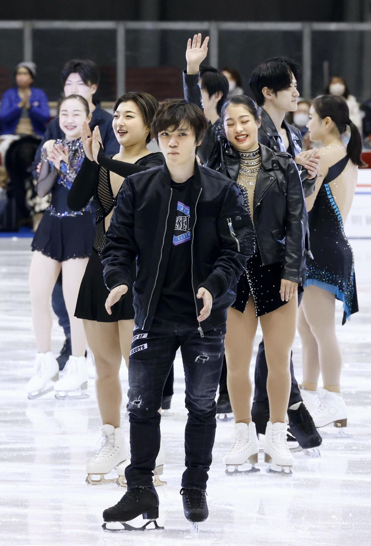 アイスショーに臨む宇野昌磨（手前）ら（共同）