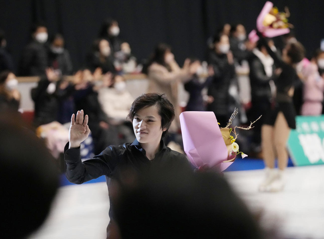 フィナーレで観客に手を振る宇野昌磨（撮影・森本幸一）
