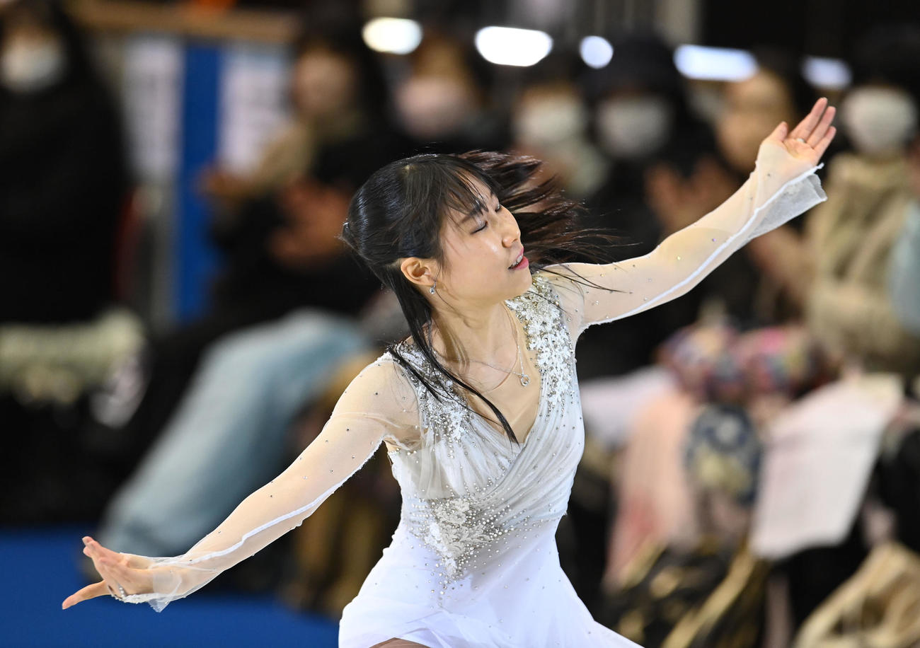 華麗な演技を披露する三原舞依（撮影・森本幸一）