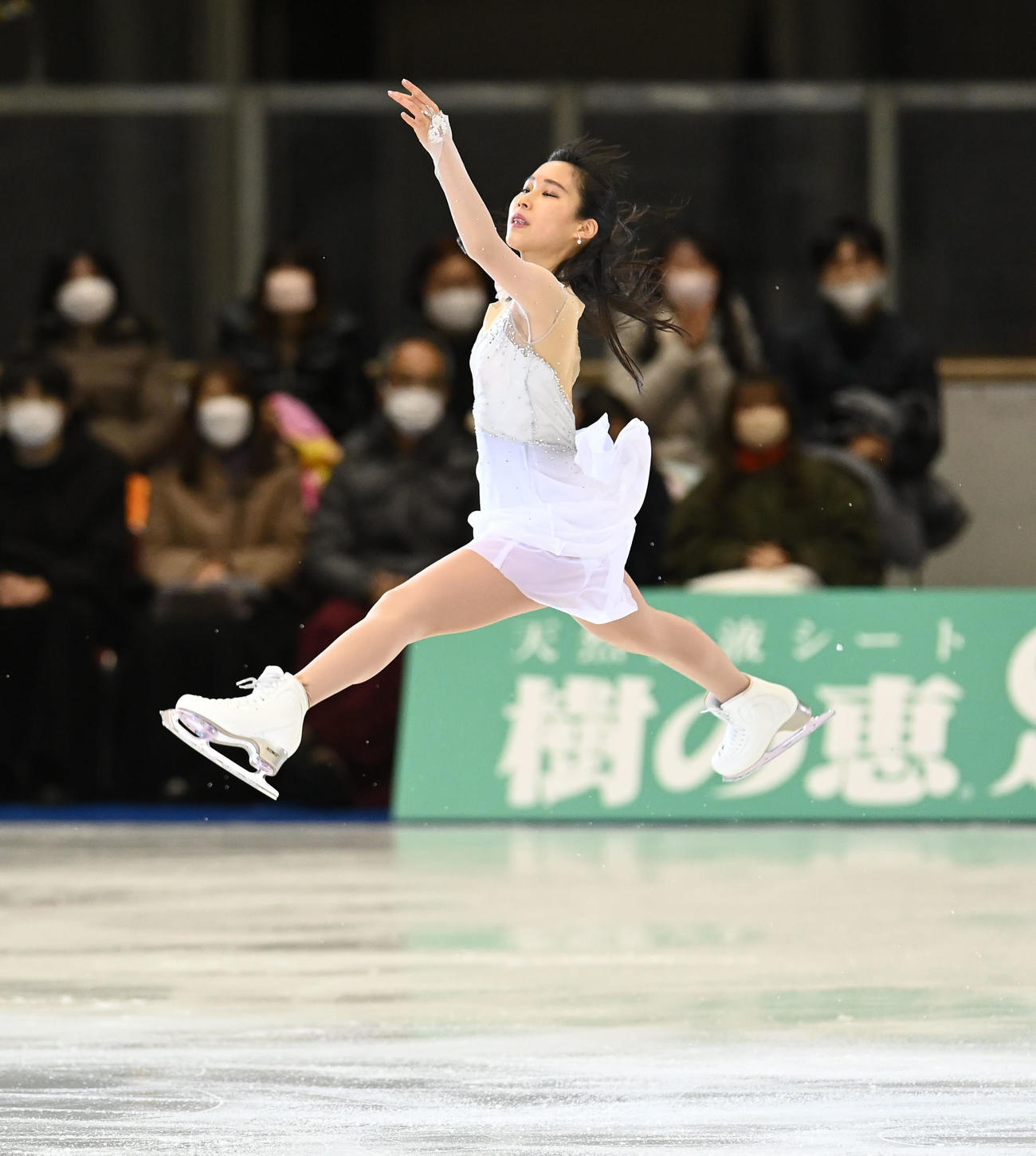華麗な演技を披露する三原舞依（撮影・森本幸一）