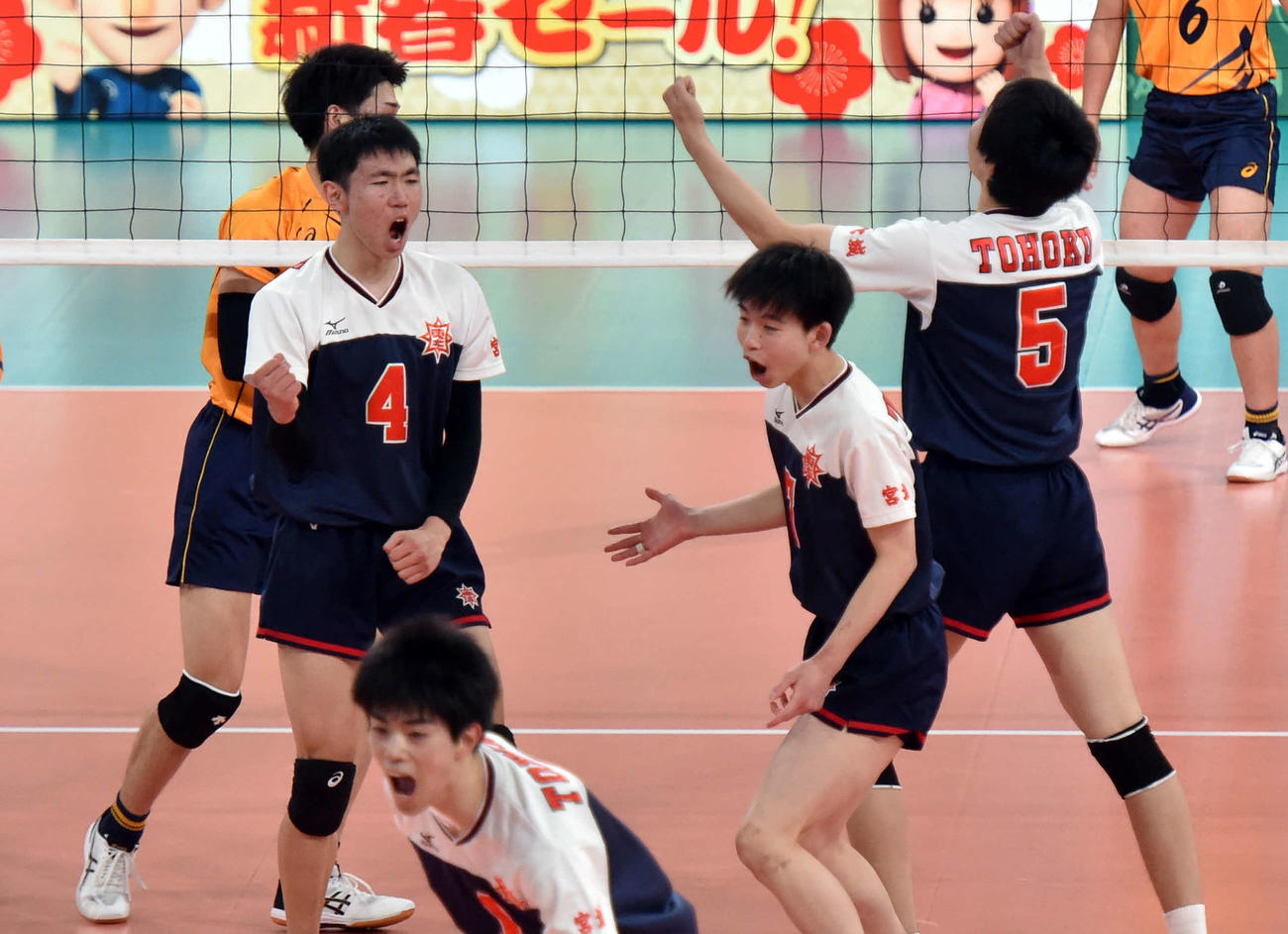 第2S、得点を喜ぶ東北・安食（左）ら選手たち