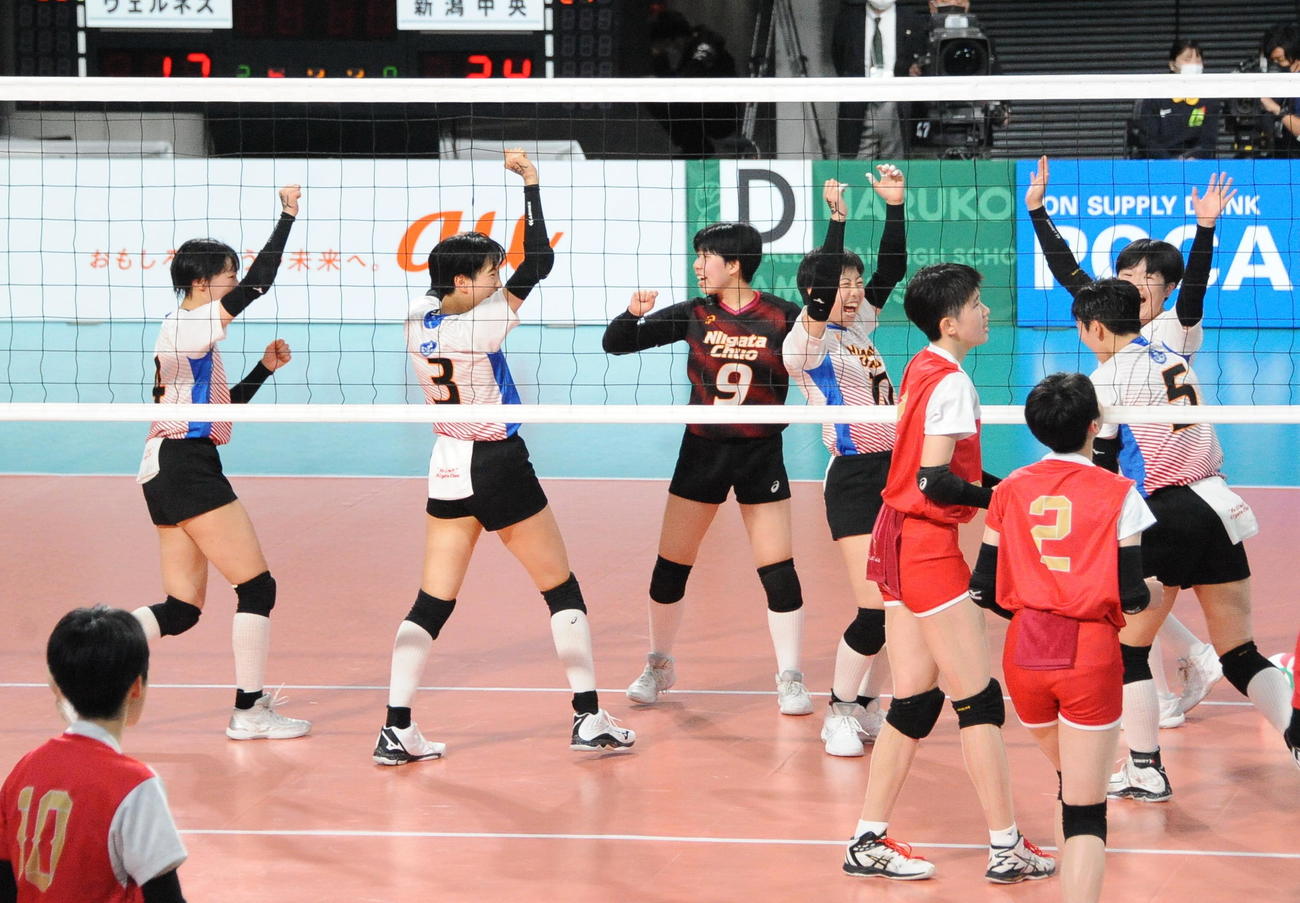 第2セットを取り返し、喜び合う新潟中央の選手たち