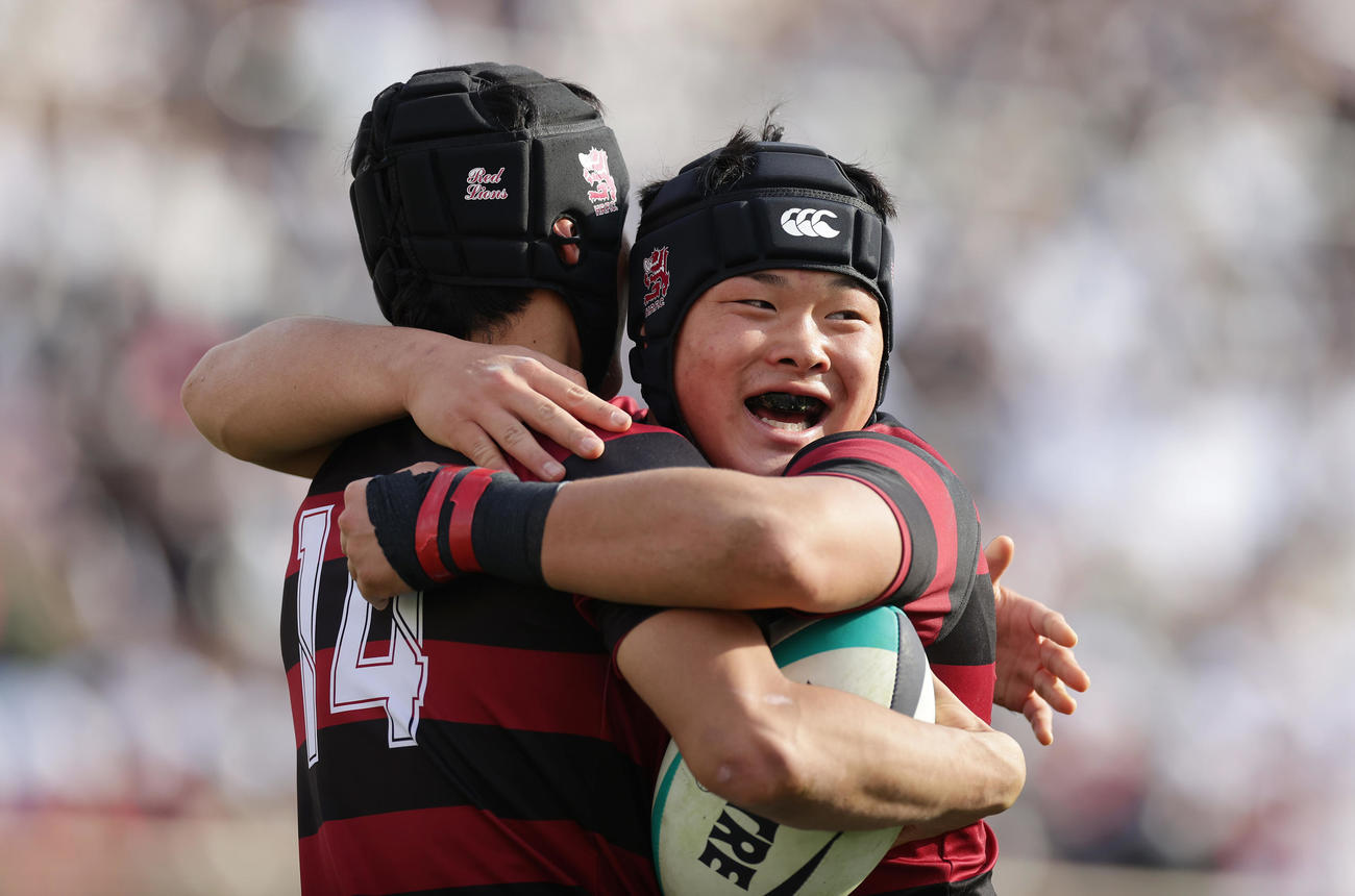 天理対報徳学園　後半、報徳学園WTB長谷川（左）がトライを決めCTB炭竈と抱き合って喜ぶ（撮影・前田充）