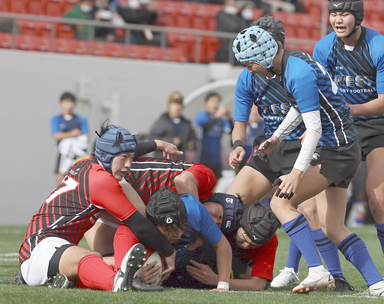 U18合同チーム東軍対西軍　後半、右中間へトライを決める西軍フランカー田中（撮影・上田博志）
