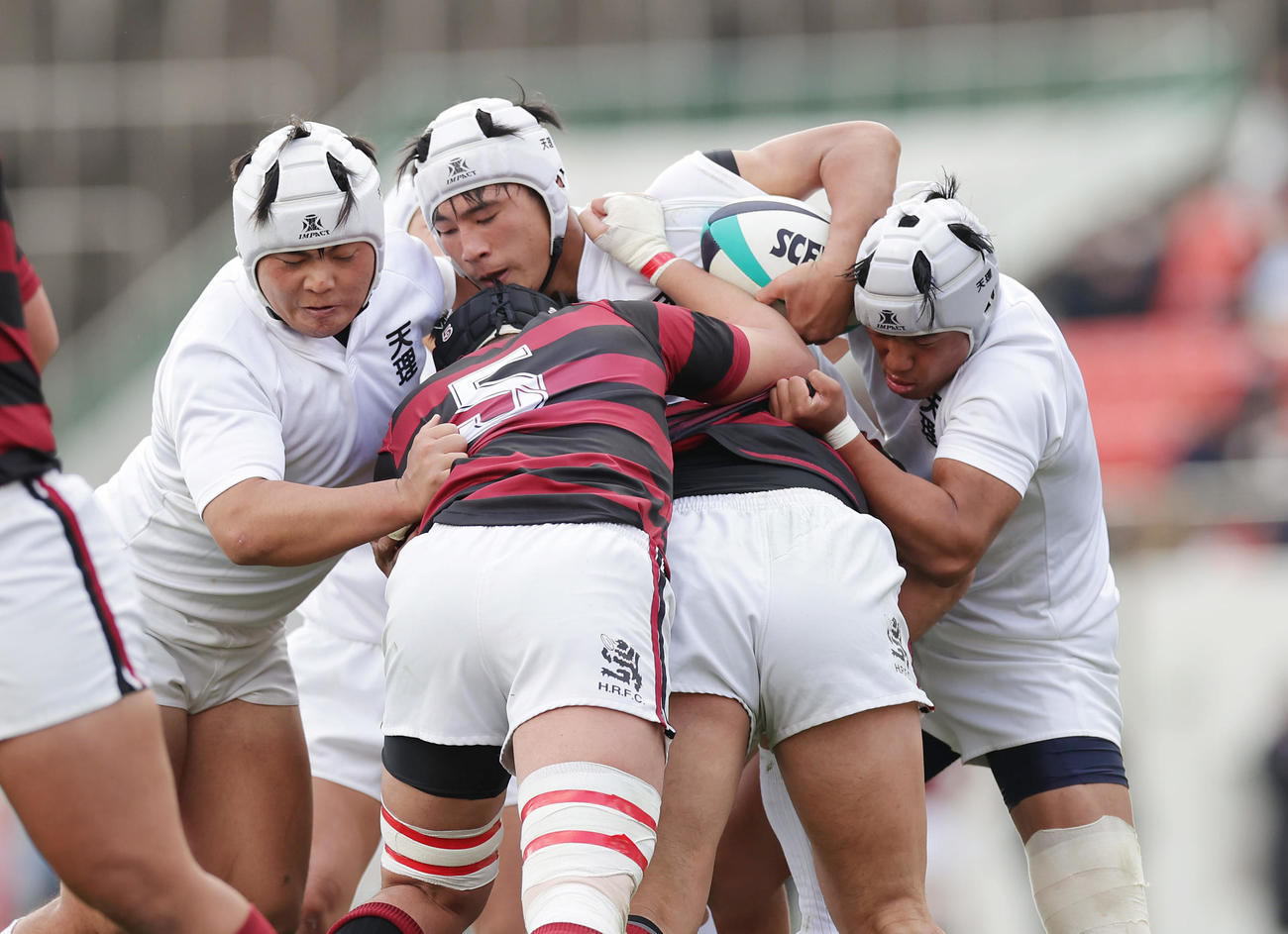 天理対報徳学園　前半、激しくぶつかり合う両チームの選手たち（撮影・前田充）