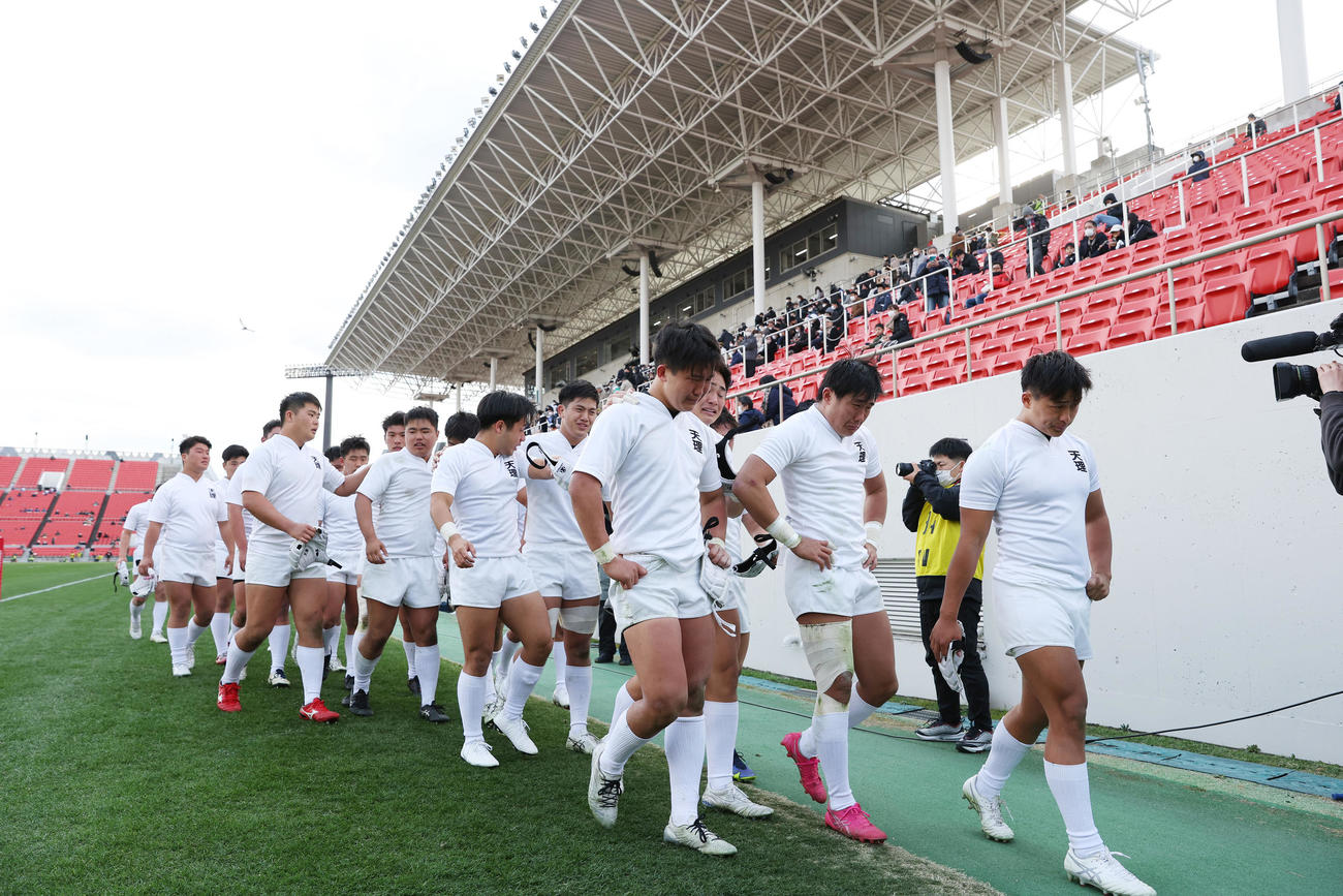 報徳学園に敗れ、悔しそうな表情を見せる天理フィフティーン（撮影・前田充）