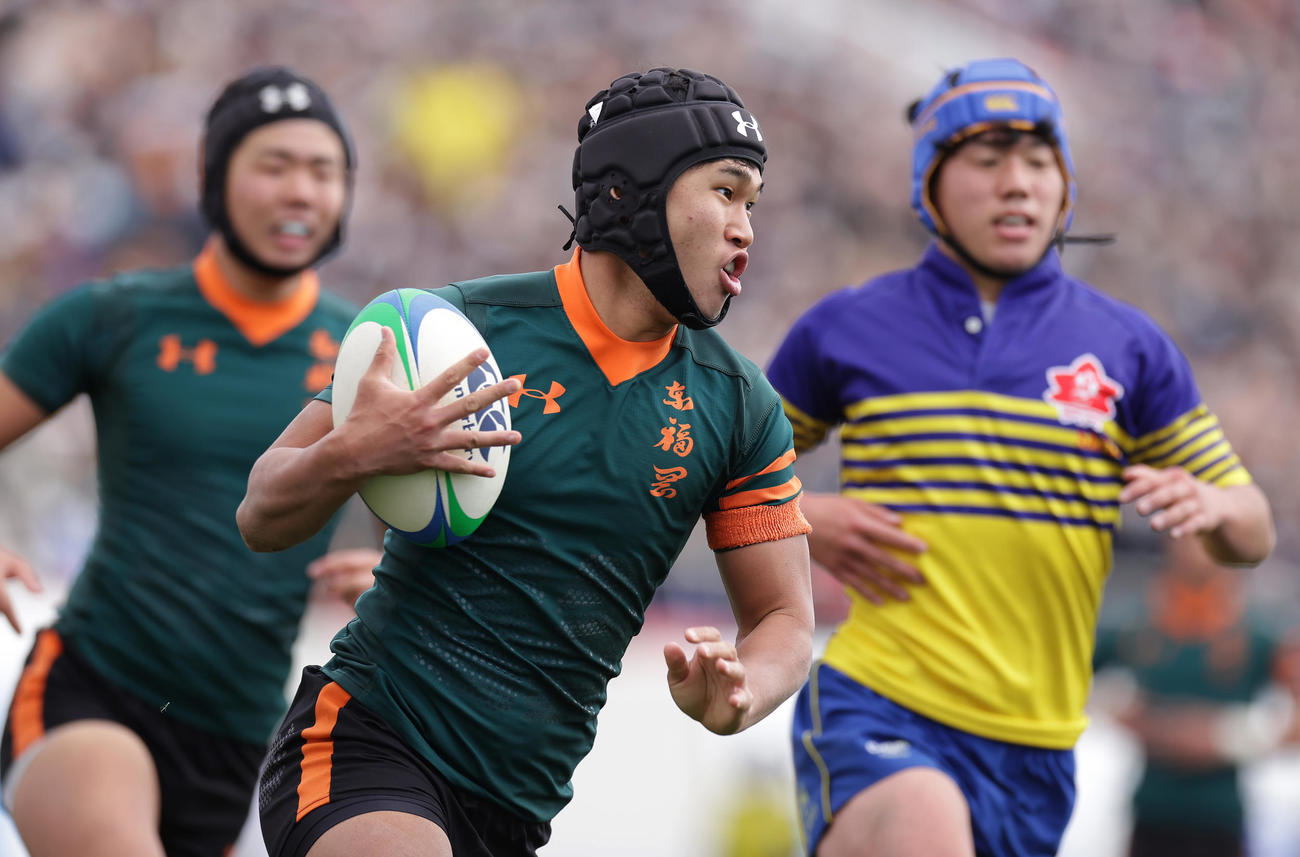 京都成章対東福岡　前半、相手タックルをかわしトライを決める東福岡FB石原（中央）（撮影・前田充）