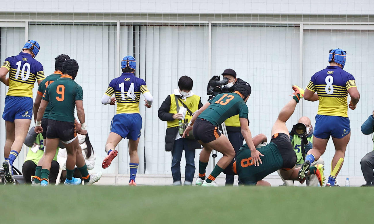 京都成章対東福岡　前半、左中間へ飛び込みトライを決める東福岡NO8藤井（撮影・上田博志）