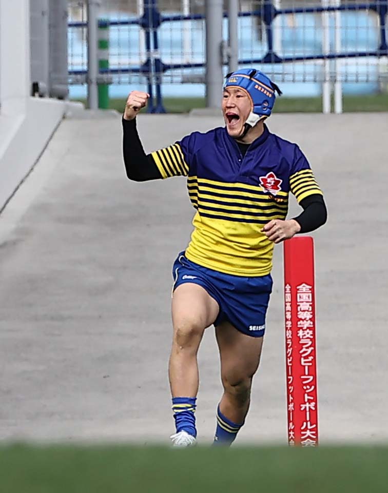 京都成章対東福岡　後半、トライを決めガッツポーズをする京都成章WTB永瀬（撮影・上田博志）