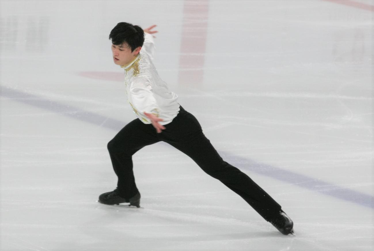 男子フリーで演技を披露する長谷川（撮影・藤塚大輔）
