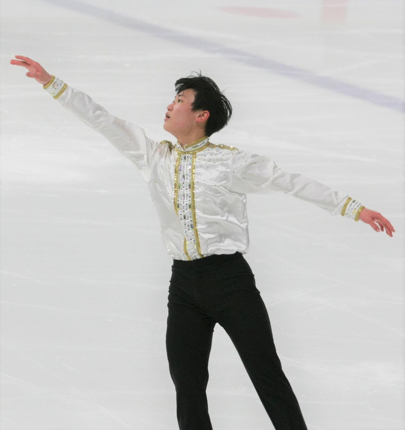 男子フリーで演技を披露する長谷川（撮影・藤塚大輔）
