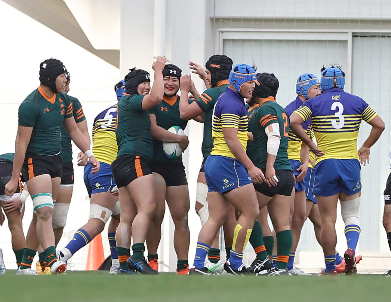 京都成章対東福岡　前半、先制トライを決めた東福岡NO8藤井（中央）は笑顔を見せる（撮影・上田博志）
