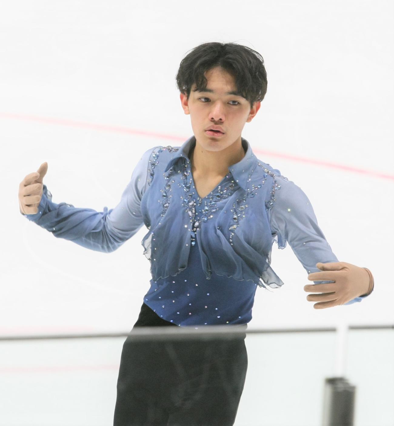 演技前に真剣な表情を見せる佐々木（撮影・藤塚大輔）
