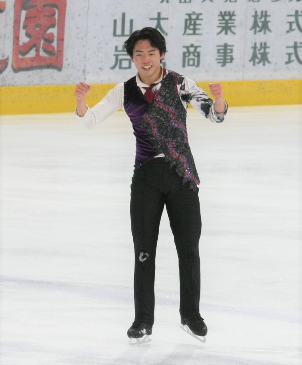 演技を終えて両拳を握りしめる森口（撮影・藤塚大輔）