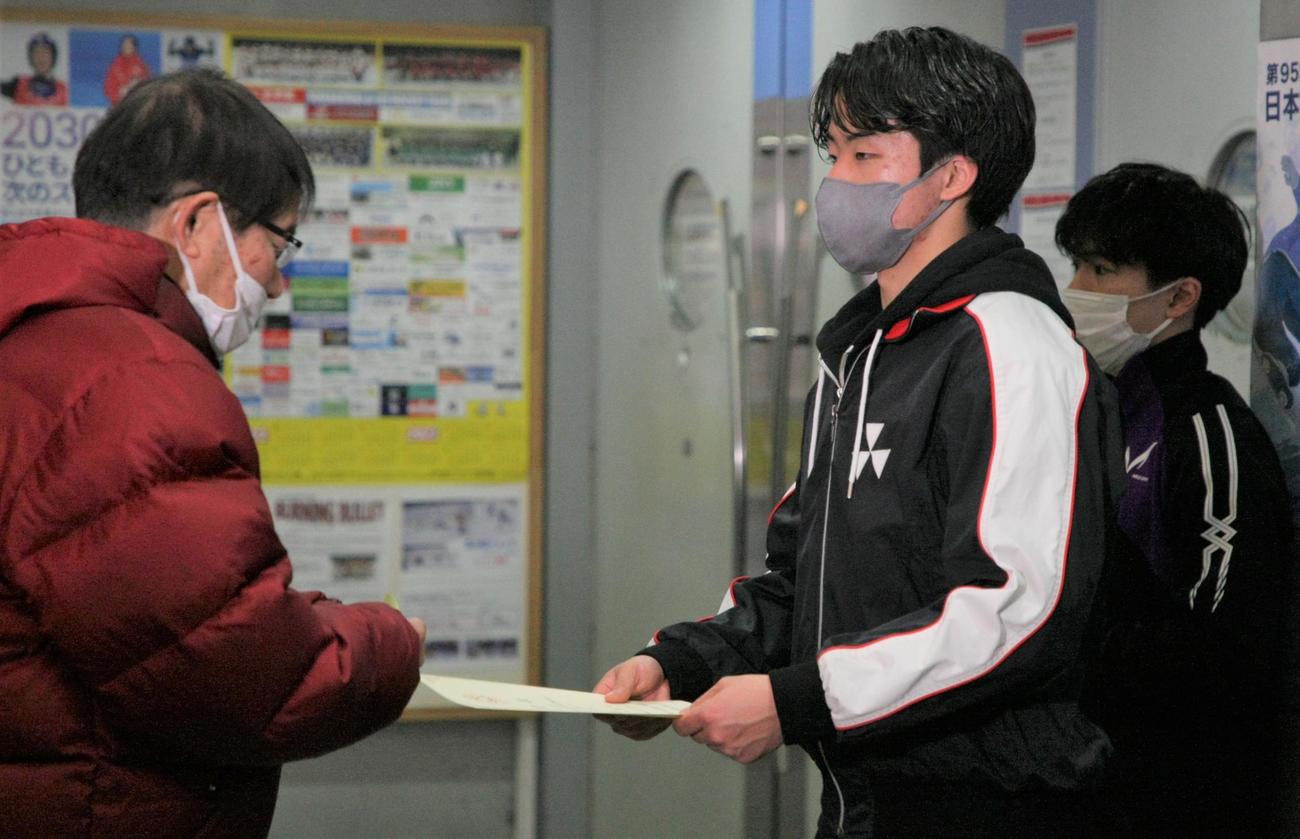 表彰式で賞状を受け取る個人2位の森口（撮影・藤塚大輔）