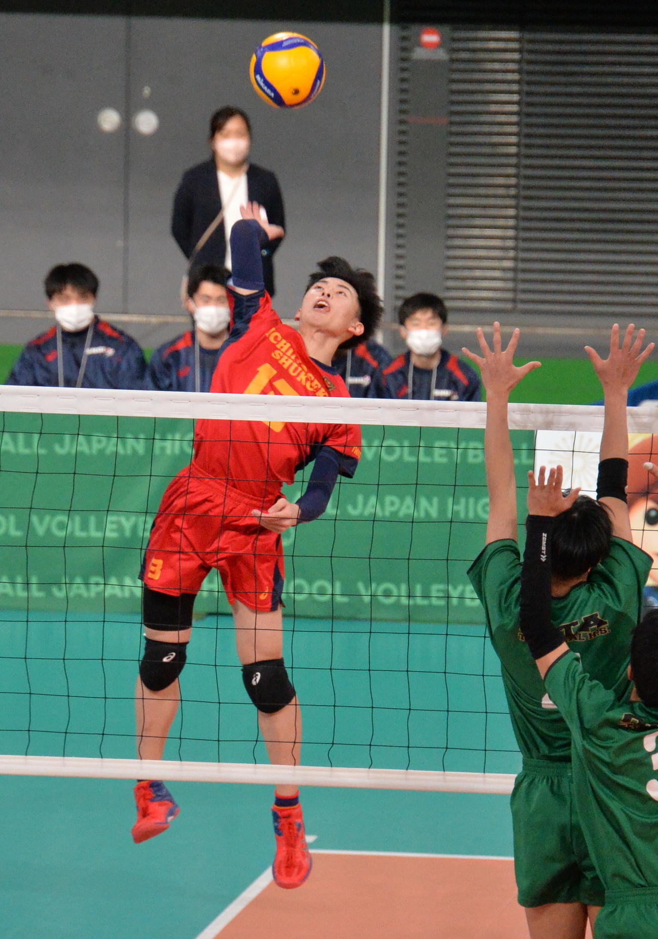 第1S、スパイクを決める一関修紅・今野（撮影・濱本神威）