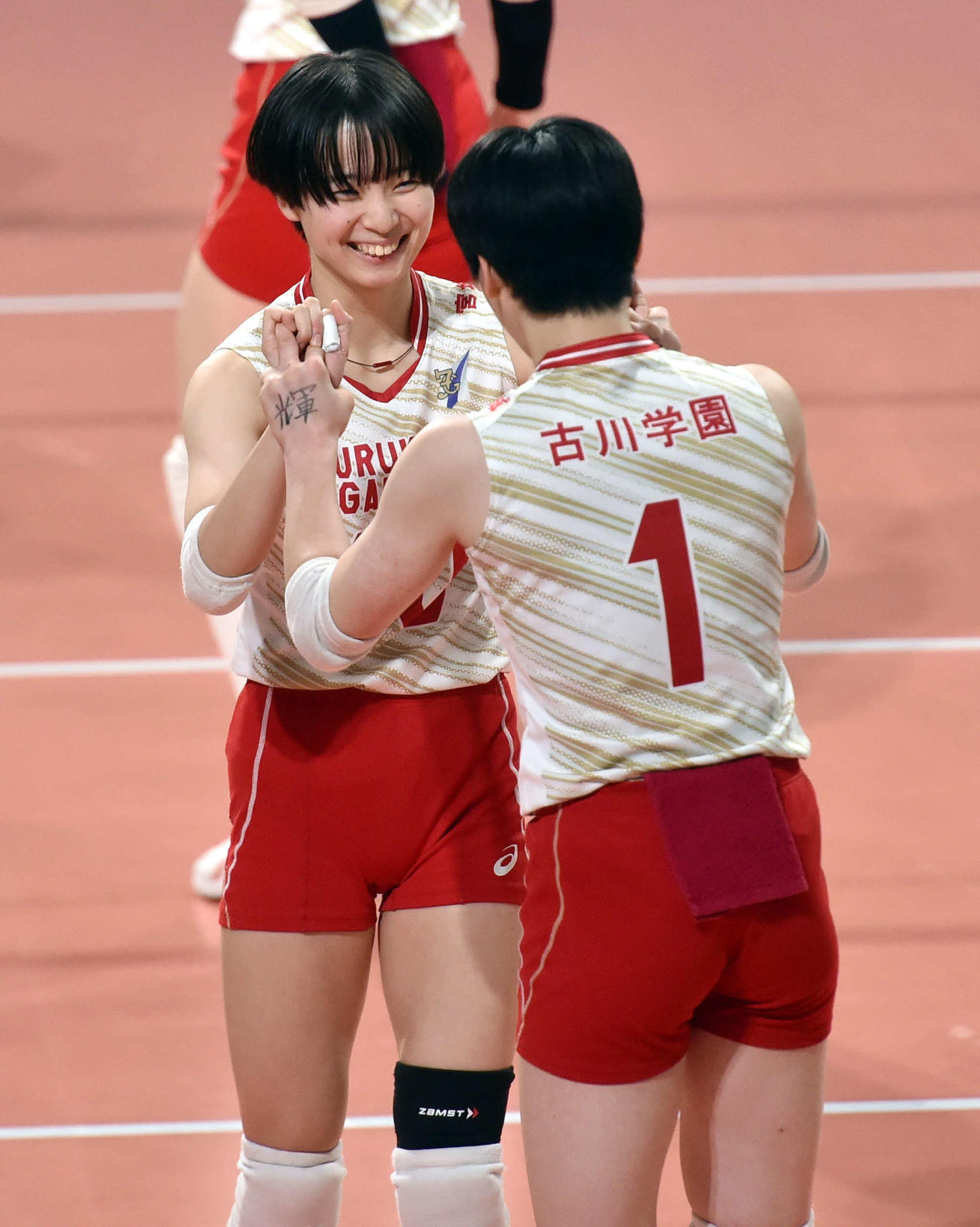京都橘対古川学園　試合前、古川学園・阿部（手前）に激励の言葉をかけられ、笑顔を見せる南舘（撮影・相沢孔志）