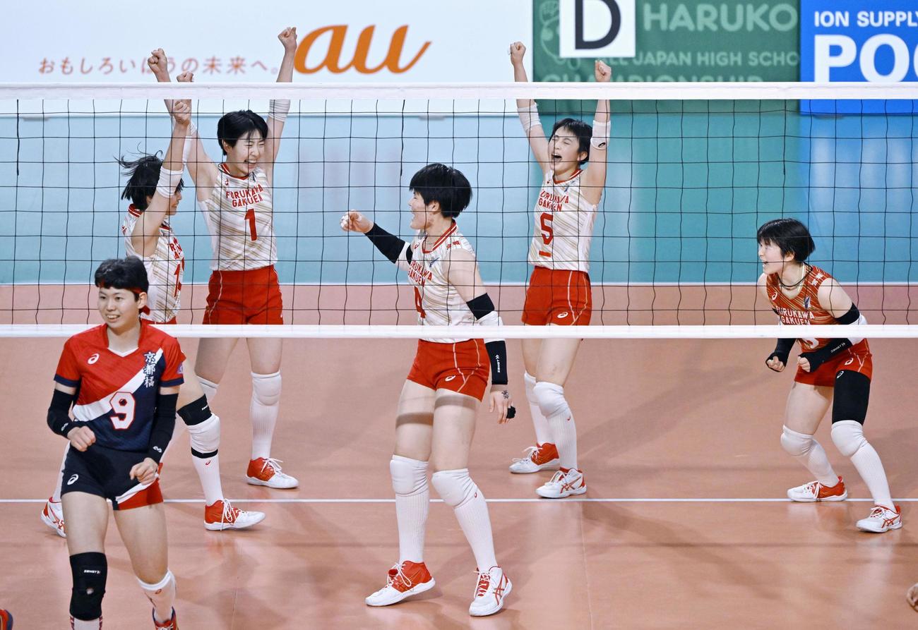 京都橘―古川学園　京都橘に勝利し喜ぶ古川学園の選手たち（共同）