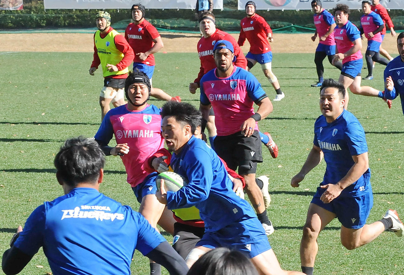 実戦練習で攻撃する静岡ブルーレヴズの白井（手前右端）ら