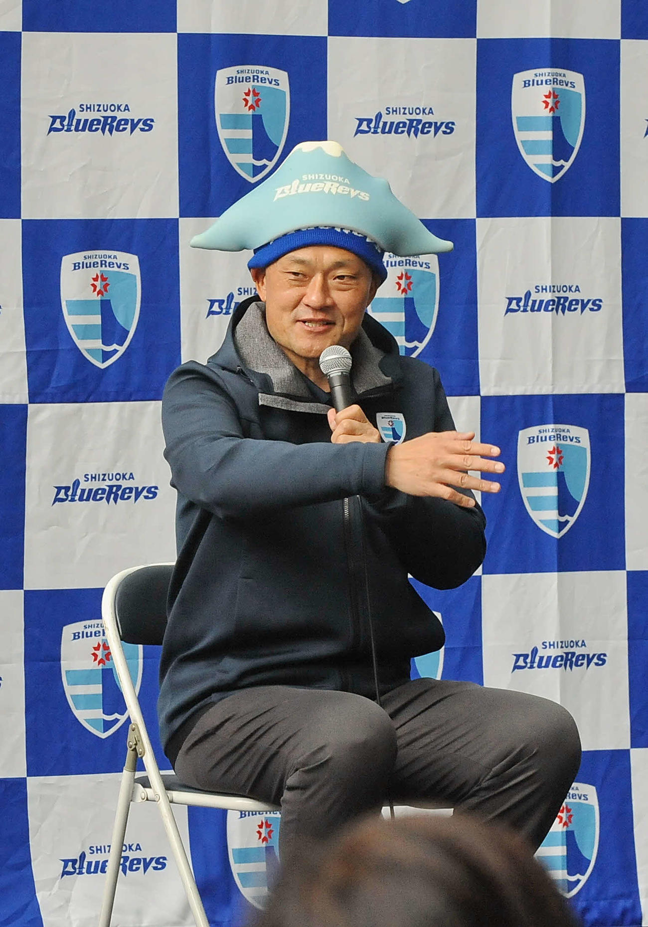 ファンミーティングでチームの応援グッズ「富士山ヘッド」をかぶりトークする静岡ブルーレヴズの山谷社長（2022年12月3日撮影）