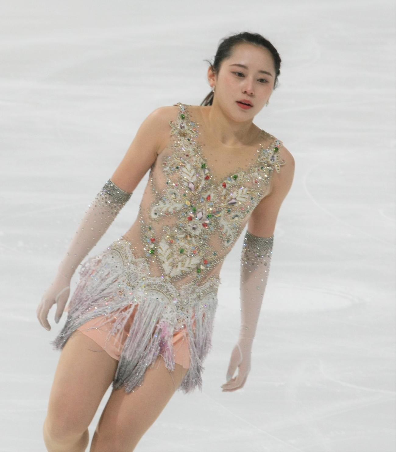 演技前に真剣な表情を見せる三宅（撮影・藤塚大輔）