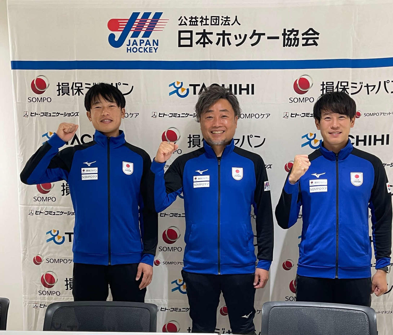 W杯に向けて会見したホッケー男子日本代表の左から田中世蓮、高橋章ヘッドコーチ、大橋雅貴