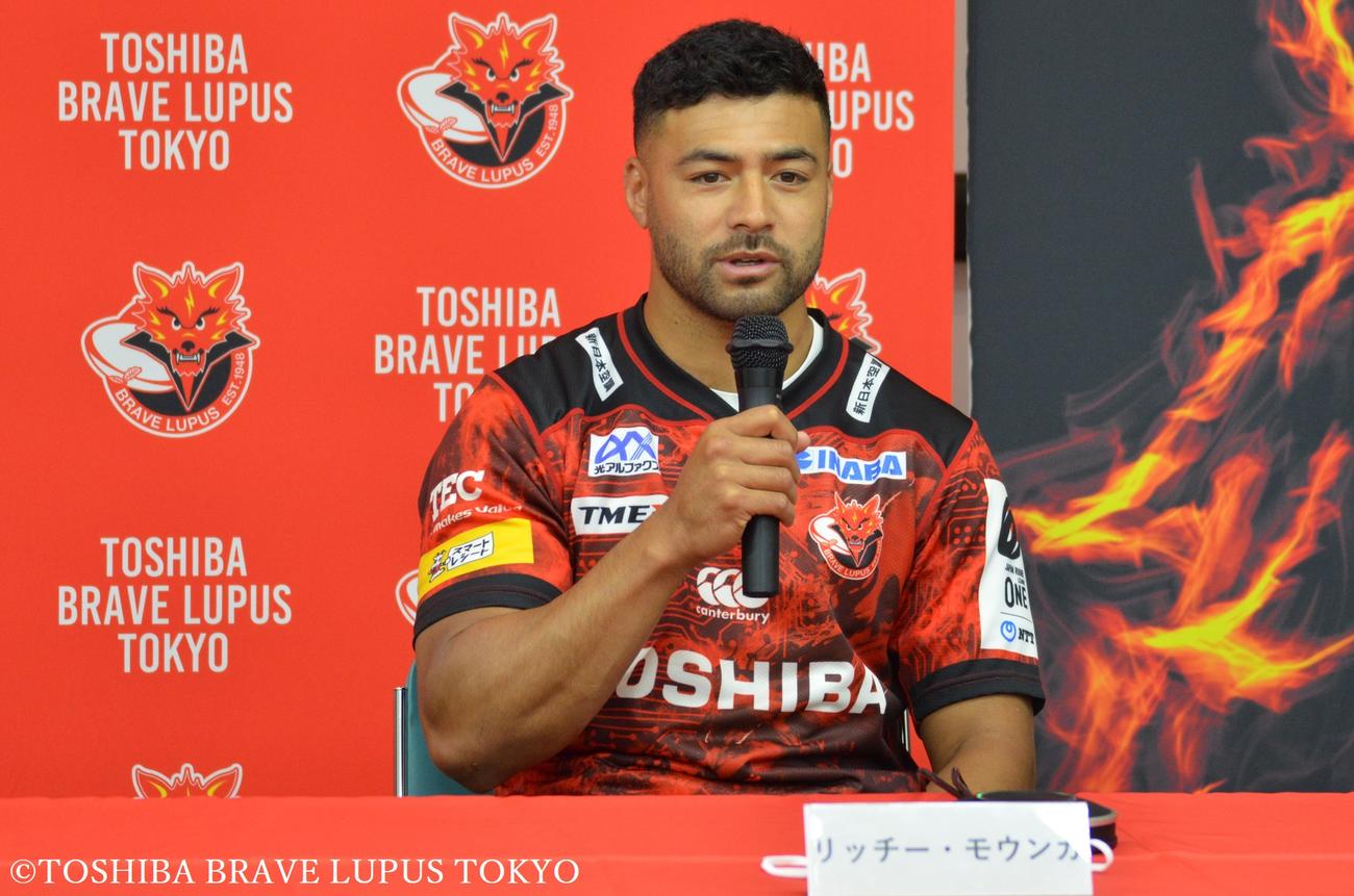 23～24年シーズンのBL東京加入に向けて記者会見に臨んだリッチー・モウンガ（東芝ブレイブルーパス東京提供）