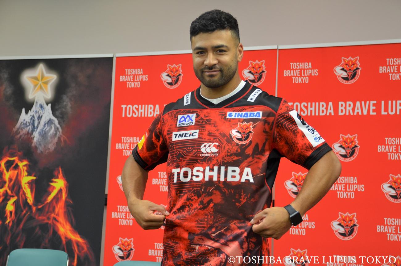 23～24年シーズンのBL東京加入に向けて記者会見に臨んだリッチー・モウンガ（東芝ブレイブルーパス東京提供）