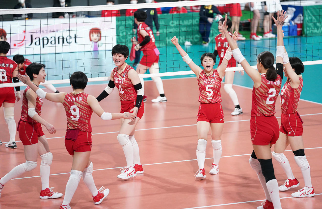 東九州龍谷対古川学園　得点を奪い抱き合う古川学園の選手たち（撮影・横山健太）