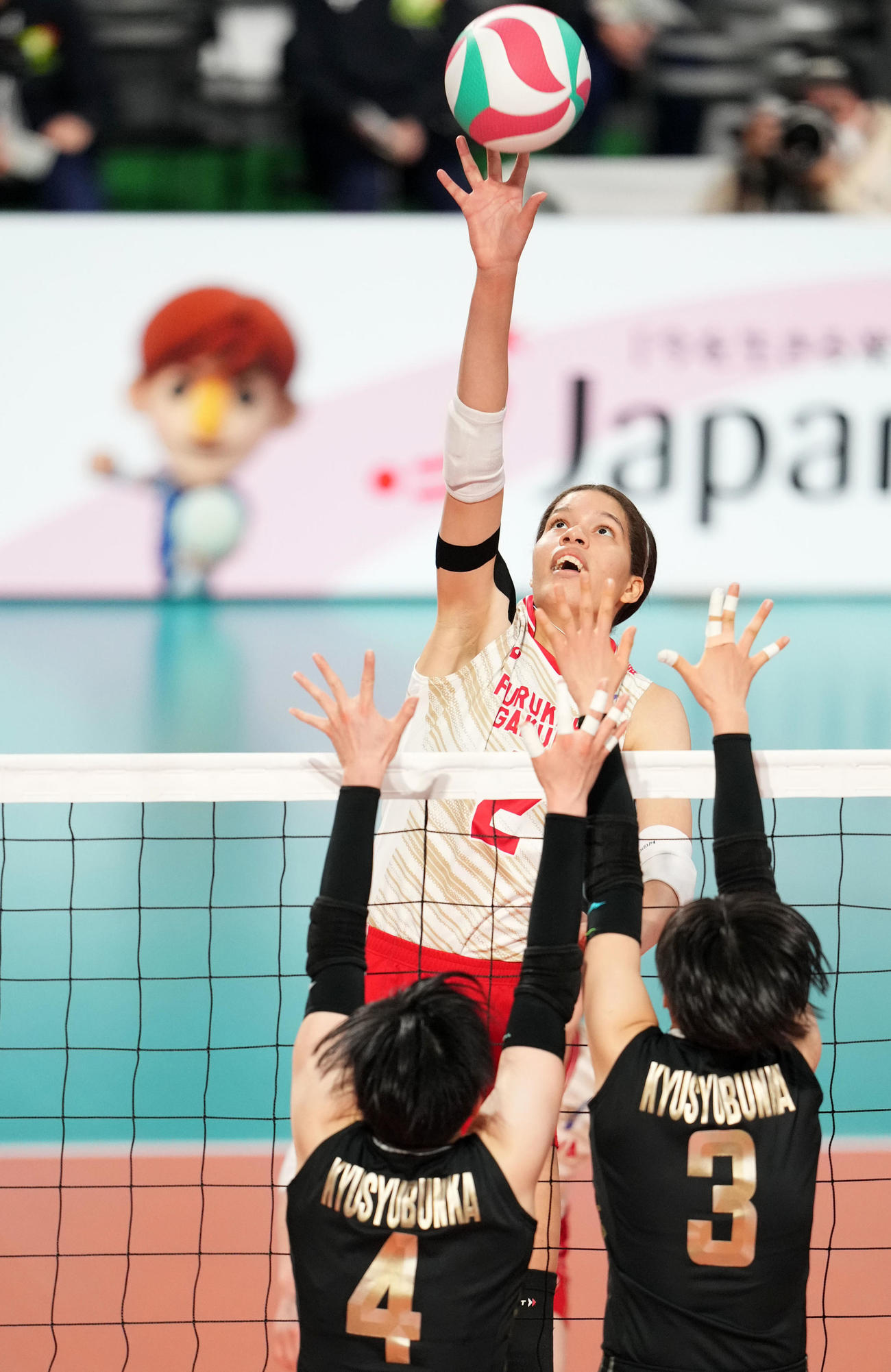 九州文化学園対古川学園　スパイクを決める古川学園・タピア（撮影・横山健太）