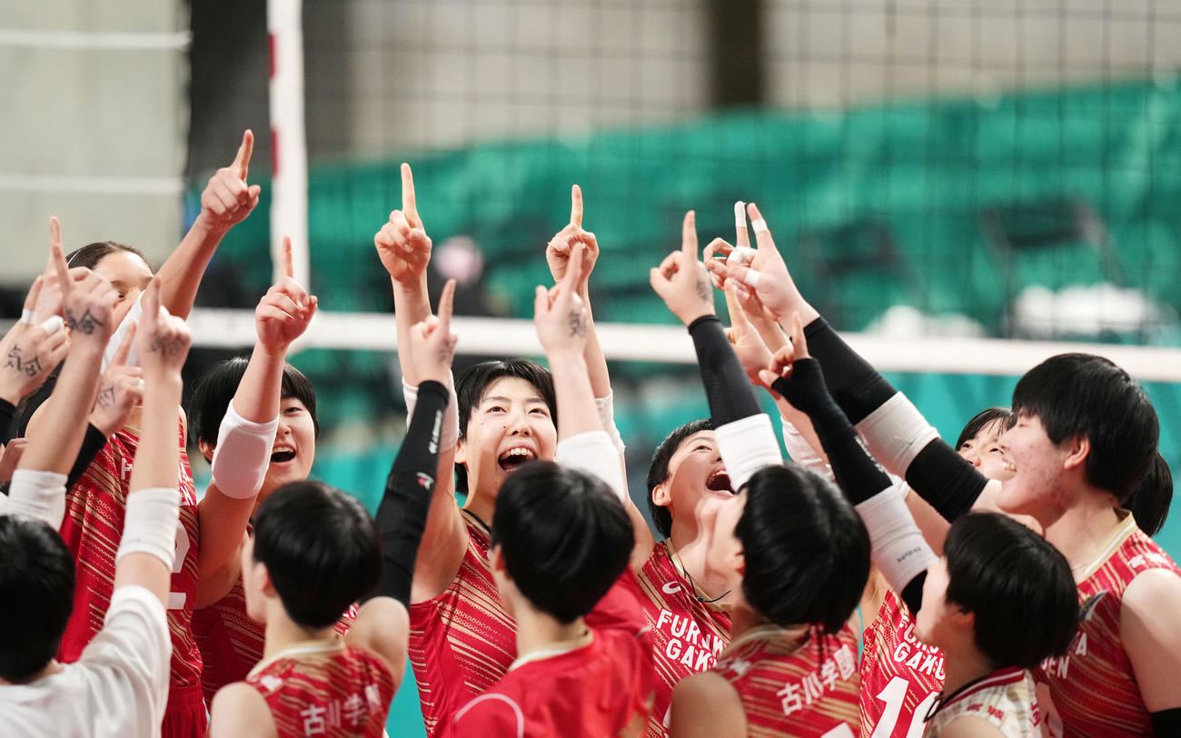 東九州龍谷対古川学園　試合開始前、空を指さす古川学園の選手たち（撮影・横山健太）