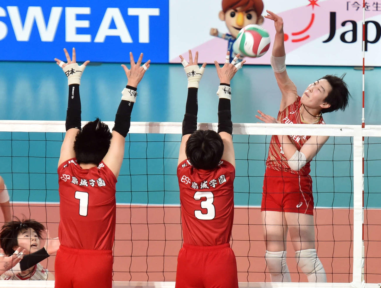東九州龍谷戦、第1S、スパイクを打つ古川学園・阿部（撮影・相沢孔志）