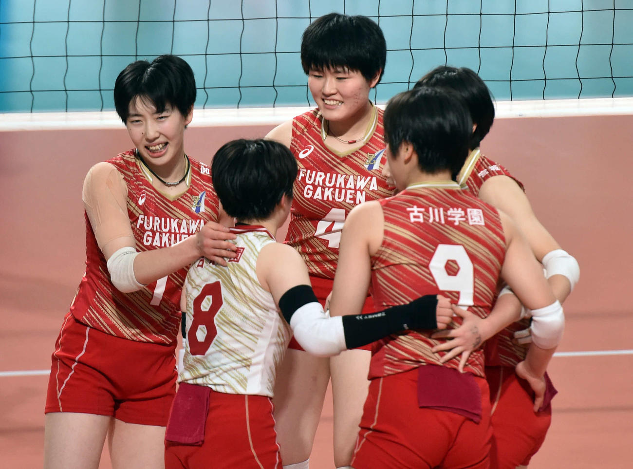 東九州龍谷対古川学園　第3S、得点後に古川学園・音川（手前左）の肩に手を添える阿部（撮影・相沢孔志）