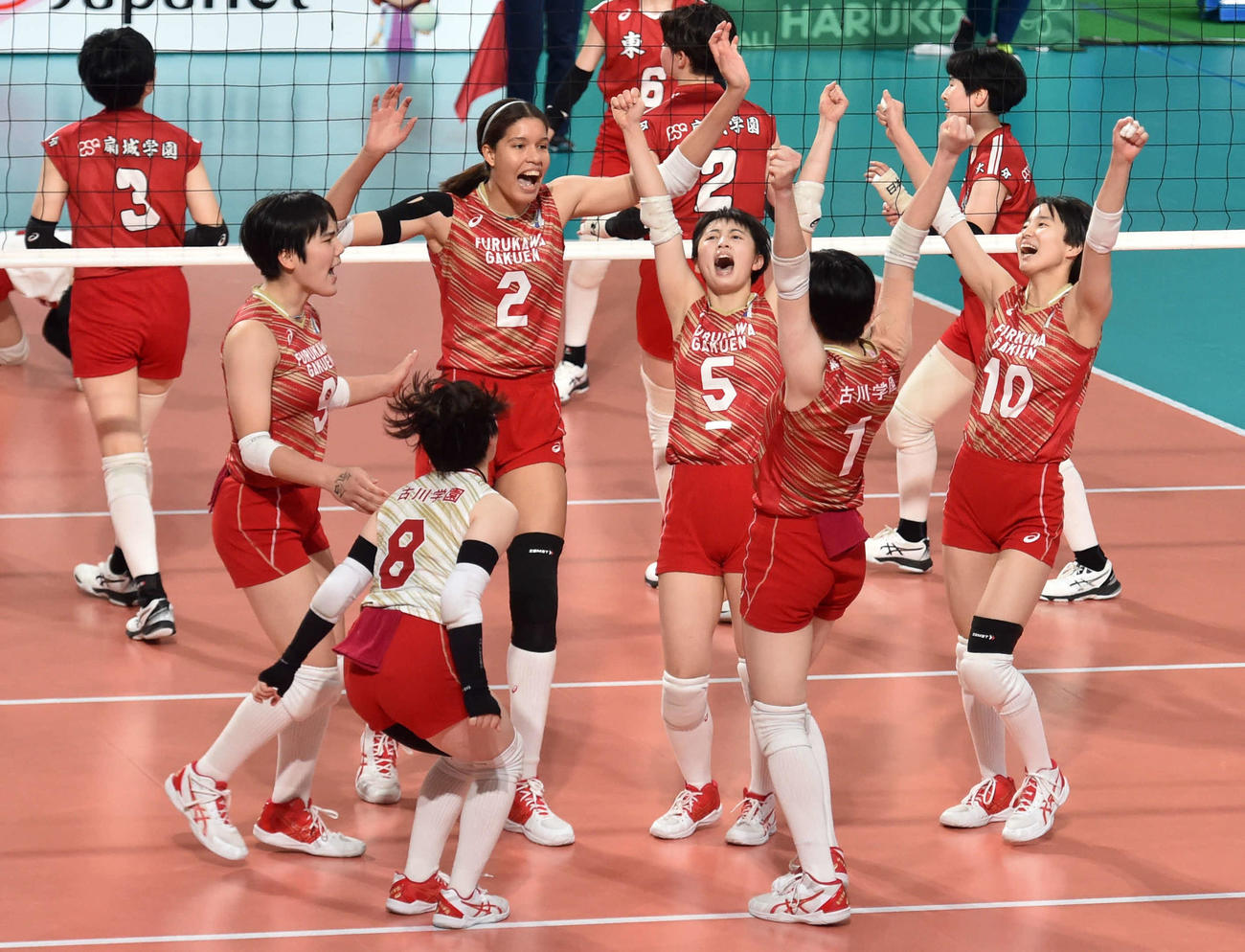 東九州龍谷戦、第3S、両腕を突き上げて得点を喜ぶ古川学園・熊谷（左から4人目）ら選手たち（撮影・相沢孔志）