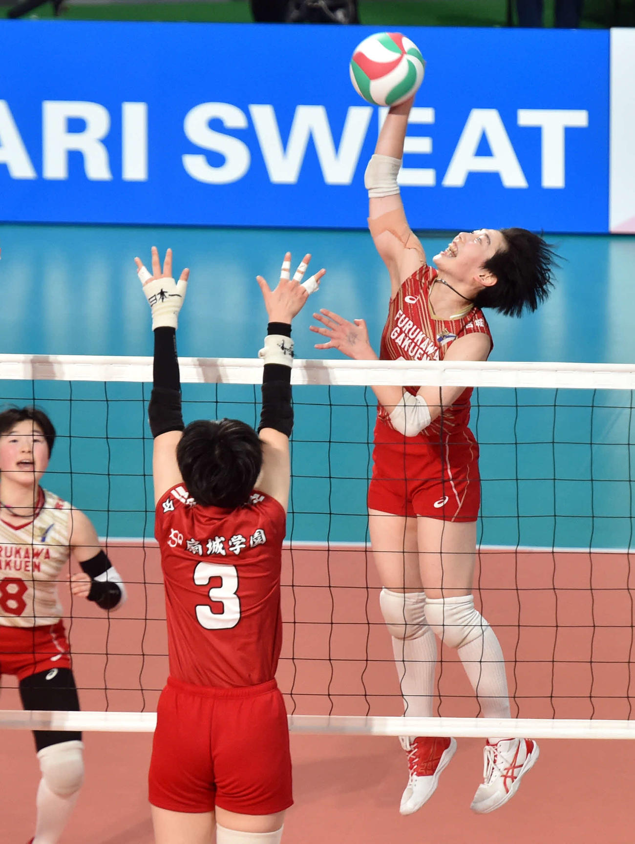 東九州龍谷対古川学園　第3S、スパイクを打つ古川学園・阿部（撮影・相沢孔志）