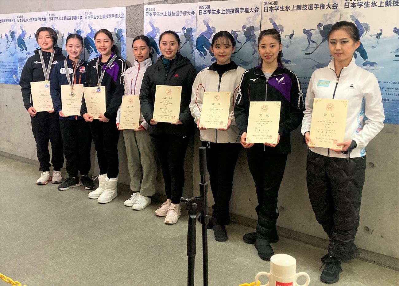 女子フリーで入賞を果たした、左から優勝した坂本、2位渡辺、3位江川、4位山下、5位三宅、6位青木、7位住吉、8位永見（撮影・藤塚大輔）