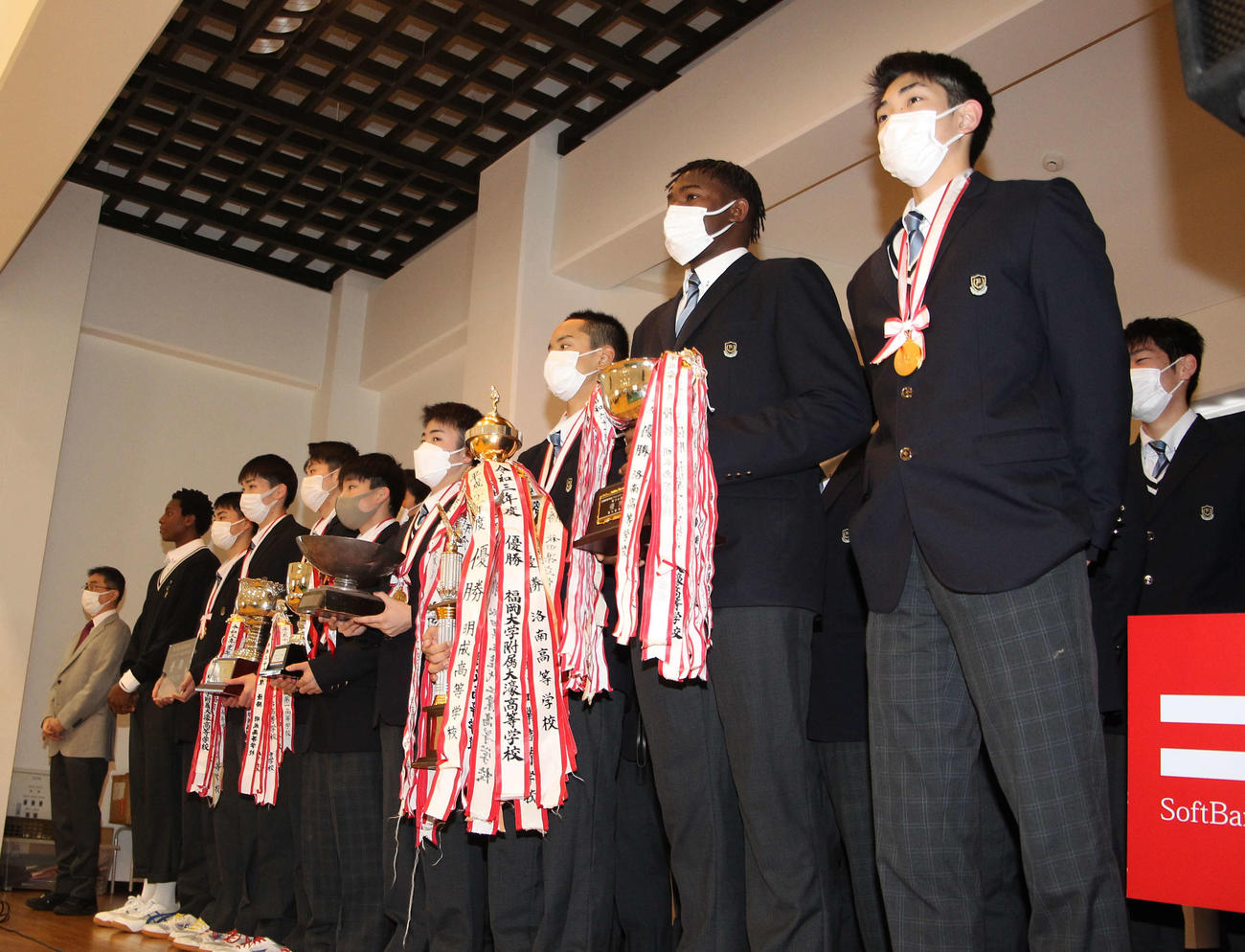 壇上の開志国際男子メンバー。前列左端が富樫監督、右端は武藤