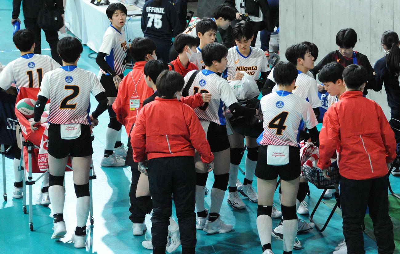 試合が終わり、悔しそうな表情でベンチを引き揚げる新潟中央の選手たち