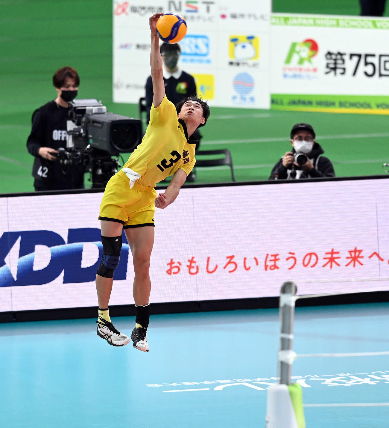 鎮西対東山　ジャンピングサーブを放つ鎮西・舛本（撮影・たえ見朱実）