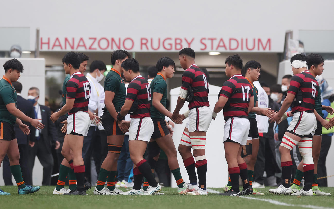 報徳学園対東福岡　表彰式を終え、握手を交わす両チームの選手たち（撮影・前田充）