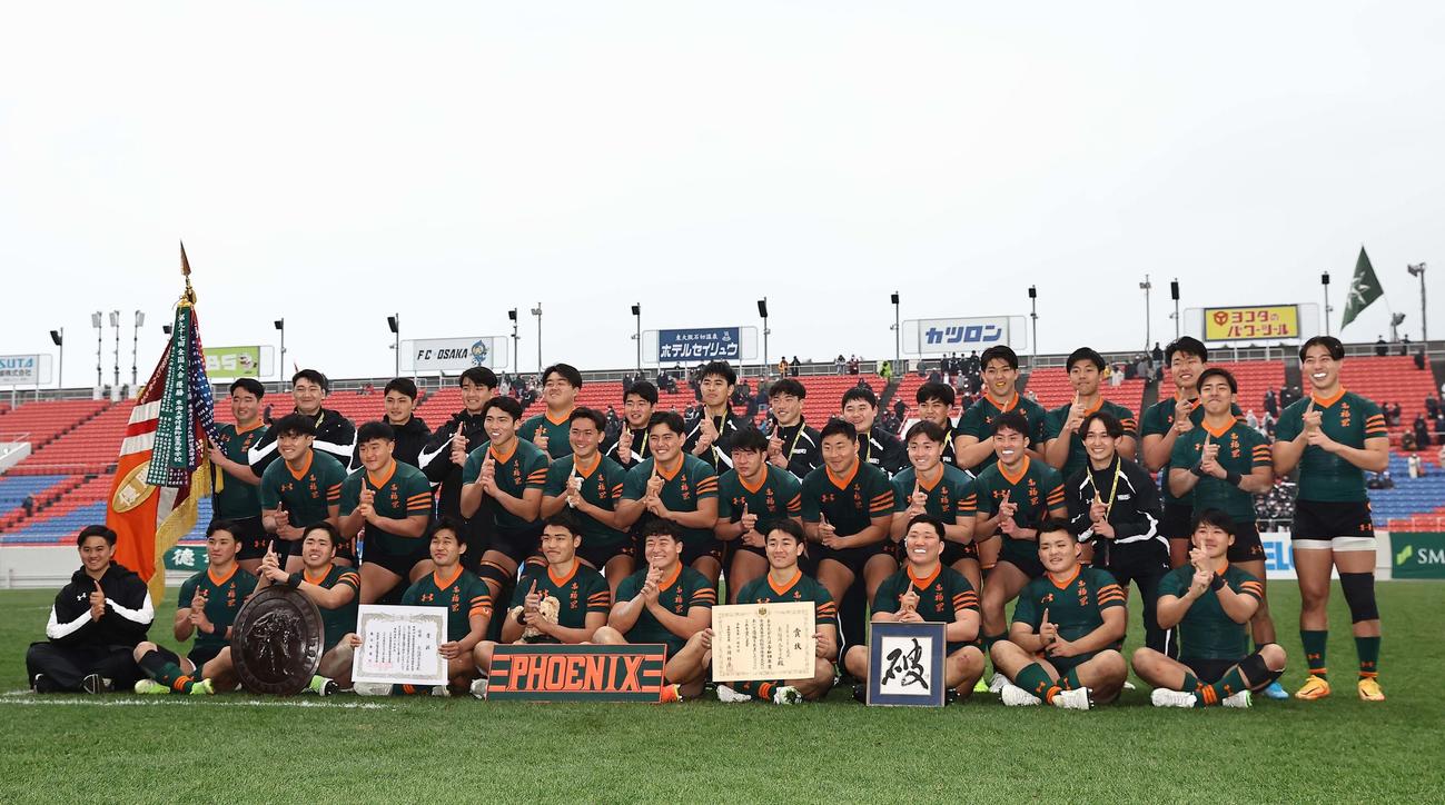 報徳学園対東福岡　優勝を決めた東福岡フィフティーンは笑顔でポーズを決める（撮影・上田博志）